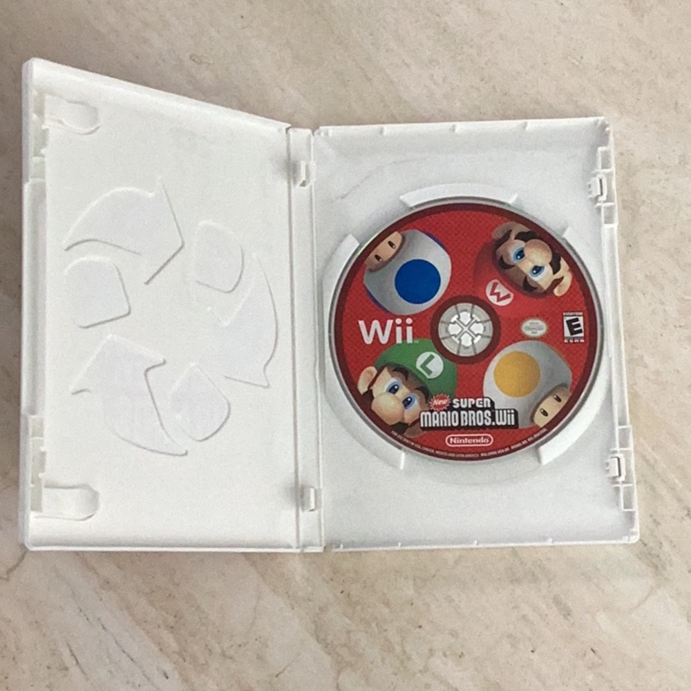 New Super Mario Bros. Wii Nintendo Wii Game - Picture 3 of 6